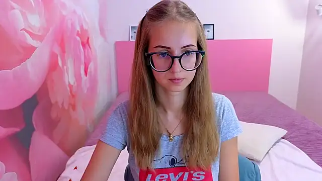 Snapshot of AliceAdams chatting on 17, 9, 2025 AliceAdams online show from 17, 9, 2025