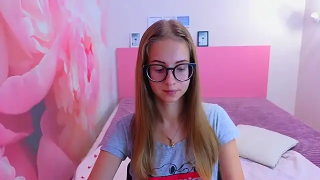 Snapshot of AliceAdams chatting on 5, 10, 2025 AliceAdams online show from 5, 10, 2025