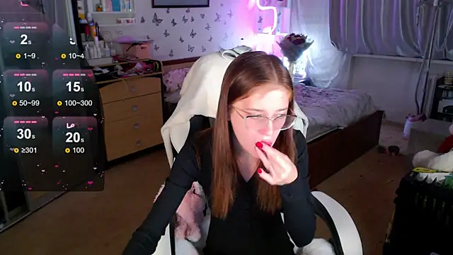 Snapshot of Kira_honeyy chatting on 9, 10, 2025 Kira honeyy online show from 9, 10, 2025