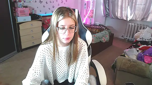 Snapshot of Kira_honeyy chatting on 6, 3, 2025 Kira honeyy online show from 6, 3, 2025