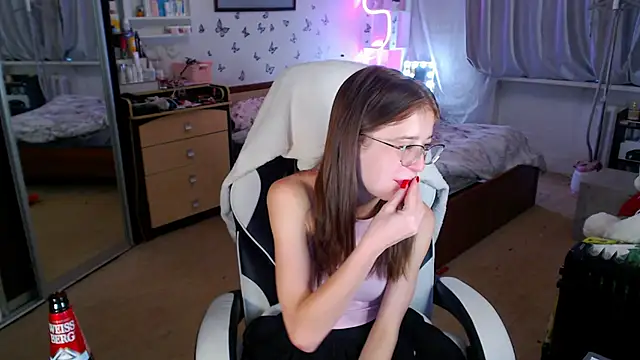 Snapshot of Kira_honeyy chatting on 8, 10, 2025 Kira honeyy online show from 8, 10, 2025