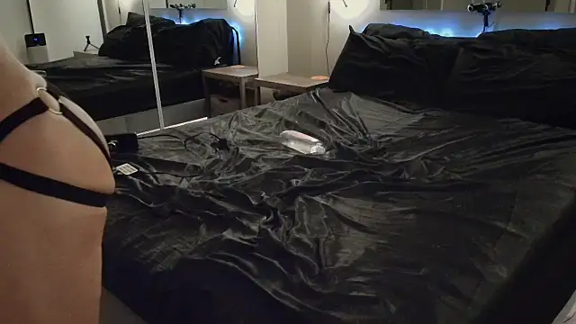 MikyFoxx online show from 24, 11, 2025