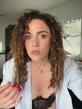 Clara-xoxo online show from 3, 3, 2026