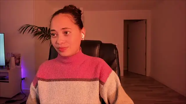 Snapshot of charlottehamilton chatting on 4, 12, 2025 charlottehamilton online show from 4, 12, 2025