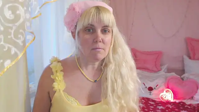 Snapshot of SunnySylvia chatting on 2, 2, 2025 SunnySylvia online show from 2, 2, 2025
