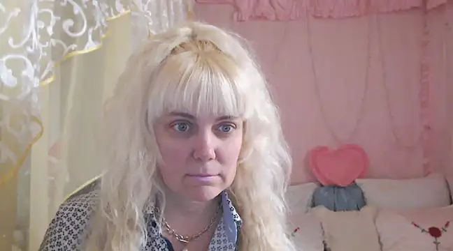 Snapshot of SunnySylvia chatting on 4, 1, 2025 SunnySylvia online show from 4, 1, 2025