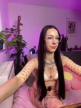 Trixie-Tainted online show from 18, 2, 2025