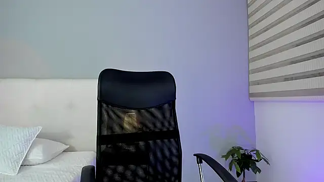 NataliaBuiles online show from 8, 3, 2025