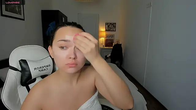 Tiffany Flynn online show from 20, 12, 2024