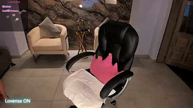 Snapshot of DannieSmith1 chatting on 17, 10, 2025 DannieSmith1 online show from 17, 10, 2025