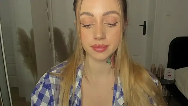 Snapshot of sexyCoralie chatting on 1, 2, 2025 sexyCoralie online show from 1, 2, 2025