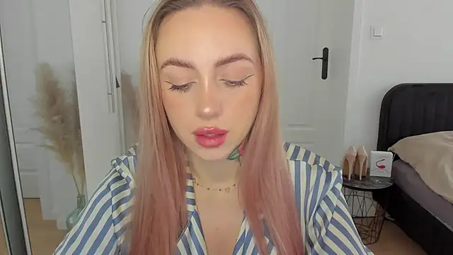 Snapshot of sexyCoralie chatting on 10, 9, 2025 sexyCoralie online show from 10, 9, 2025