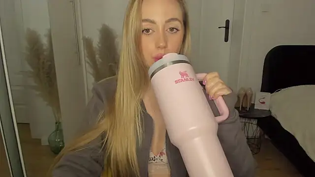 Snapshot of sexyCoralie chatting on 18, 3, 2025 sexyCoralie online show from 18, 3, 2025