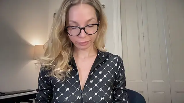 Snapshot of Cutensadistic chatting on 13, 3, 2025 Cutensadistic online show from 13, 3, 2025