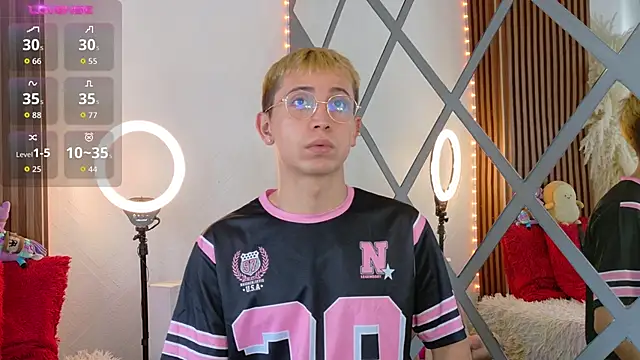 Snapshot of Chris_Bennett chatting on 8, 11, 2025 Chris Bennett online show from 8, 11, 2025