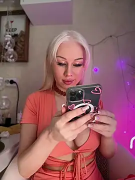 LaraHollywood online show from 12, 7, 2026