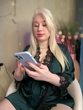 LaraHollywood online show from 14, 11, 2025