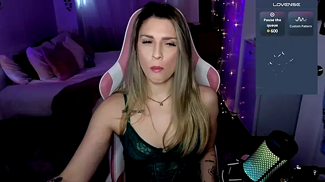Snapshot of queenxlexy chatting on 15, 12, 2024 queenxlexy online show from 15, 12, 2024
