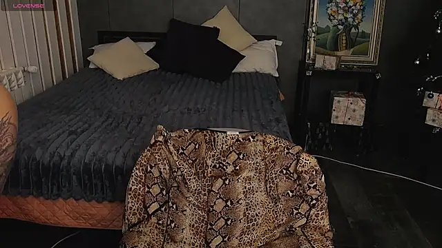 Ashley Ross  online show from 19, 12, 2025