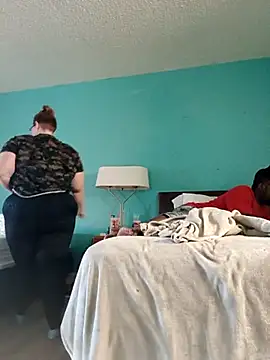 Snapshot of Oowwwii chatting on 8, 11, 2025 Oowwwii online show from 8, 11, 2025