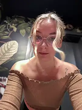 The Snowwhitee online show from 3, 1, 2025