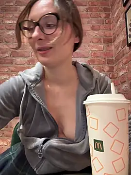 Snapshot of The_Snowwhitee chatting on 22, 12, 2025 The Snowwhitee online show from 22, 12, 2025