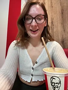 Snapshot of The_Snowwhitee chatting on 8, 2, 2026 The Snowwhitee online show from 8, 2, 2026