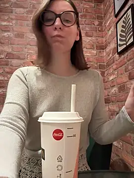 Snapshot of The_Snowwhitee chatting on 14, 12, 2025 The Snowwhitee online show from 14, 12, 2025