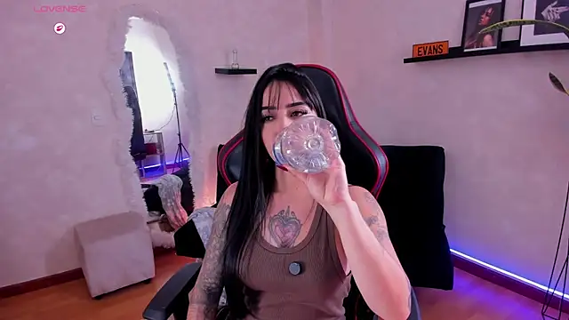 EmmyEvans1 online show from 6, 1, 2026