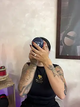 EmmyEvans1 online show from 14, 2, 2026