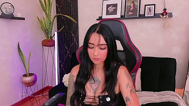 EmmyEvans1 online show from 22, 4, 2026