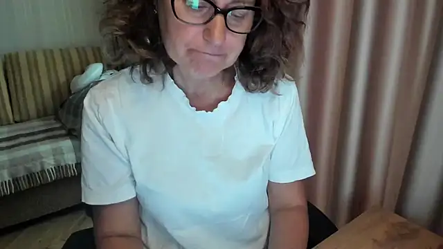 Snapshot of lauraoven chatting on 21, 7, 2026 lauraoven online show from 21, 7, 2026