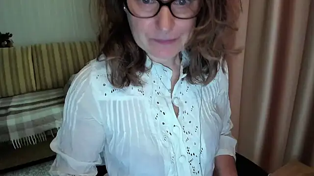 Snapshot of lauraoven chatting on 21, 6, 2026 lauraoven online show from 21, 6, 2026