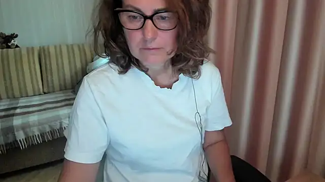 Snapshot of lauraoven chatting on 24, 7, 2026 lauraoven online show from 24, 7, 2026