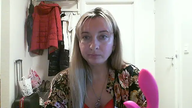 SusanCurt online show from 6, 11, 2025