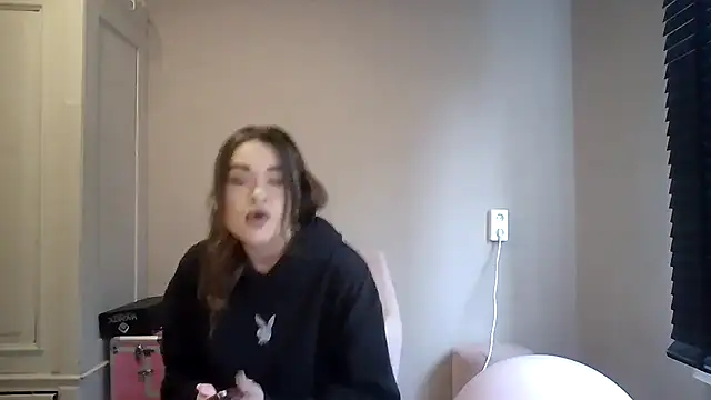 Snapshot of avajade chatting on 25, 11, 2025 avajade online show from 25, 11, 2025