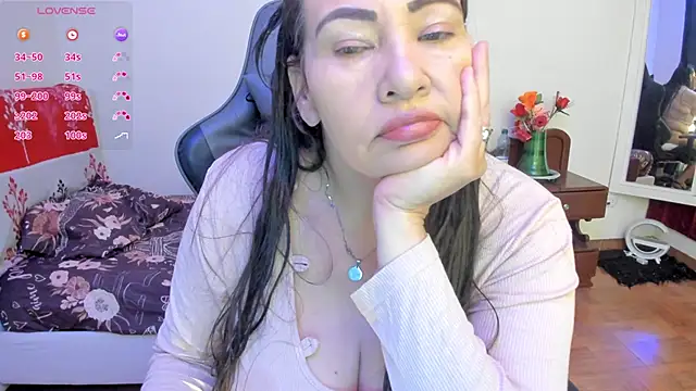 esmeralda milf online show from 1, 12, 2025