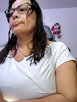 Snapshot of esmeralda_milf chatting on 23, 5, 2026 esmeralda milf online show from 23, 5, 2026