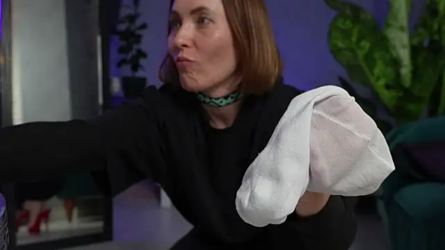 ClaraBendover online show from 2, 12, 2025