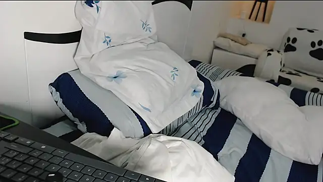 Snapshot of yina-rosse chatting on 13, 10, 2025 yina-rosse online show from 13, 10, 2025