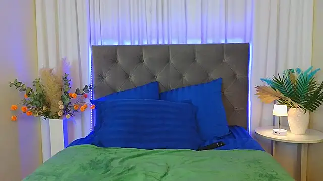 Ariana Petite online show from 6, 3, 2026