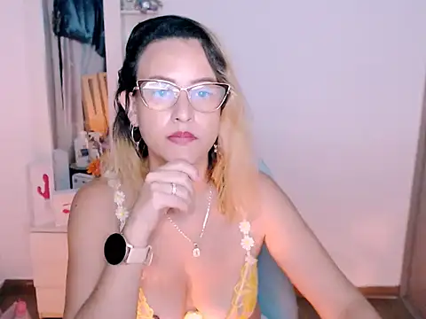 Snapshot of BOREAL_MOON chatting on 5, 7, 2026 BOREAL MOON online show from 5, 7, 2026