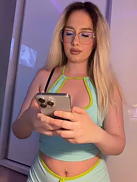 Snapshot of mollyxxx chatting on 12, 7, 2026 mollyxxx online show from 12, 7, 2026