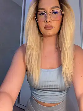 Snapshot of mollyxxx chatting on 5, 8, 2026 mollyxxx online show from 5, 8, 2026