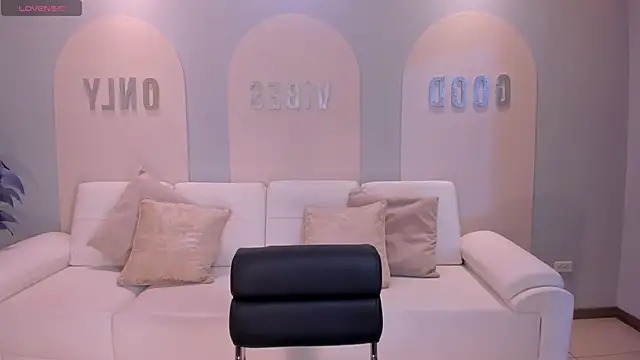 MiaRoberts1 online show from 8, 11, 2025