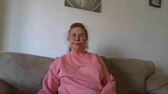 Hottie-Mom online show from 17, 4, 2026