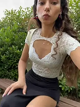 Snapshot of _MiaQueen_ chatting on 4, 6, 2026 MiaQueen online show from 4, 6, 2026