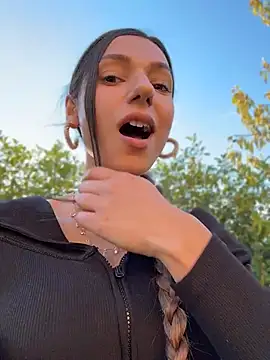  MiaQueen  online show from 5, 7, 2026