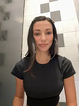 Snapshot of _MiaQueen_ chatting on 9, 10, 2025 MiaQueen online show from 9, 10, 2025