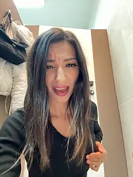 Snapshot of _MiaQueen_ chatting on 31, 10, 2025 MiaQueen online show from 31, 10, 2025